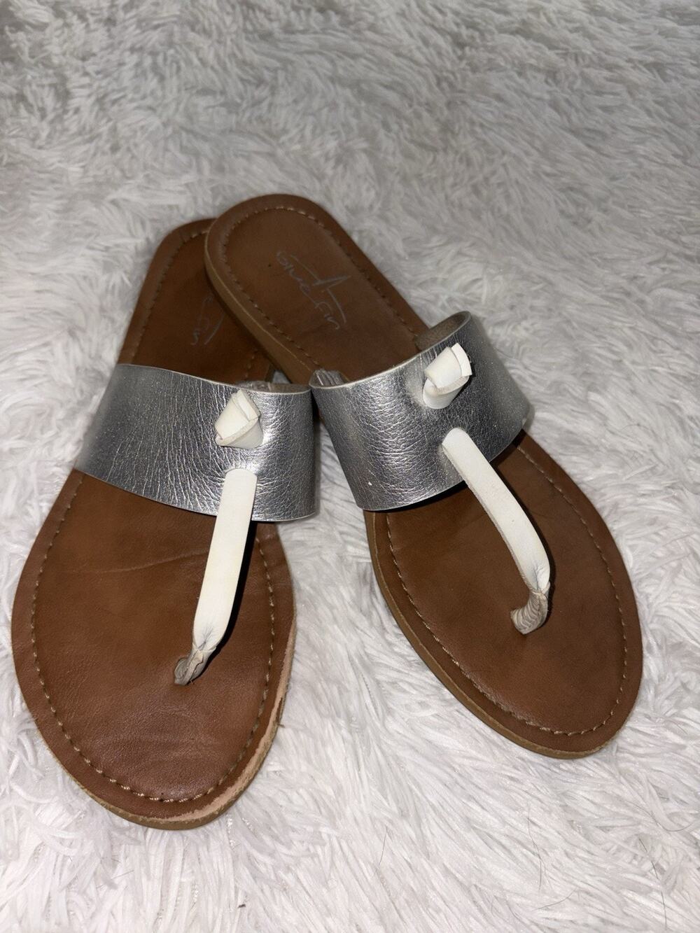 Bluefin Women’s 9 Silver Strap Classic Sandals. Pretty, Comf